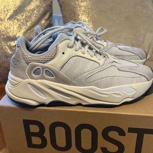 Yeezy 700 Analog